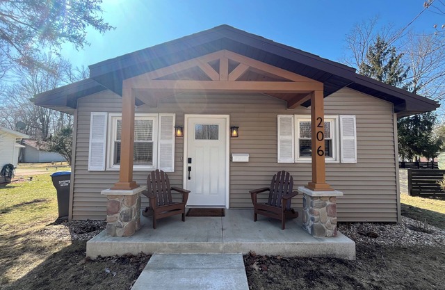Renovated W/ HOT TUB Perfect Winona Lake Location
