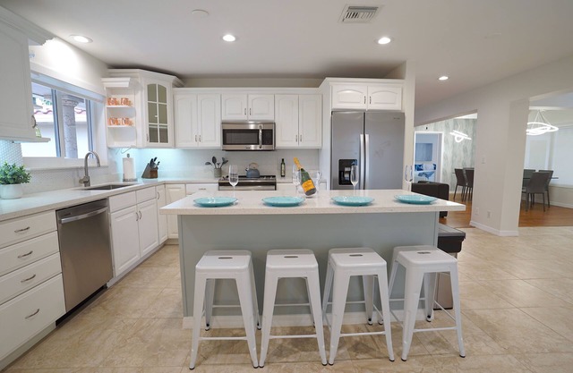 RENT LUXE VACATION HOMES 5 STAR 4 BED + HEATED POOL WALK TO BEACH!