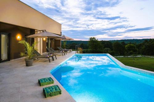 Residence Villa Manuela with Pool & Jacuzzi - Batlug