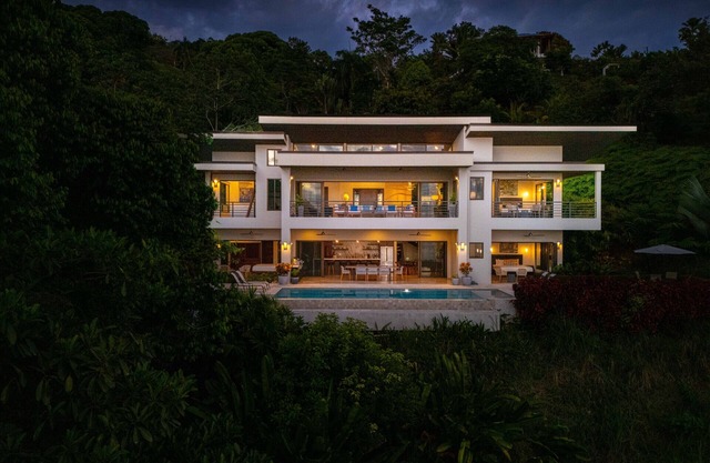 RESOL: Vila de luxo isolada com vista para o mar na selva