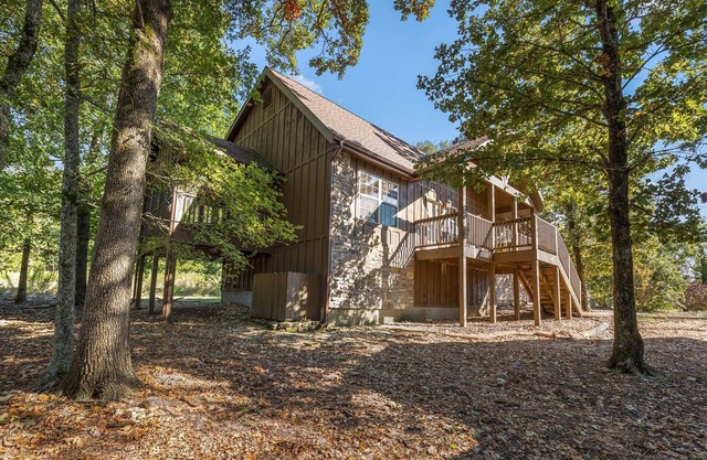 Cabaña Stonebridge con chimenea, dormitorio privado con cama extragrande, respaldado por el bosque