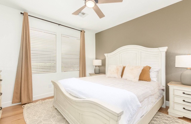 Resort-like 2BR / 2BA townhome escapada en el soleado Scottsdale cerca de golf y vistas mtn
