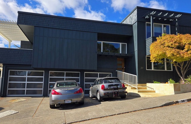 Resort como entorno con vistas a la bahía y a la montaña