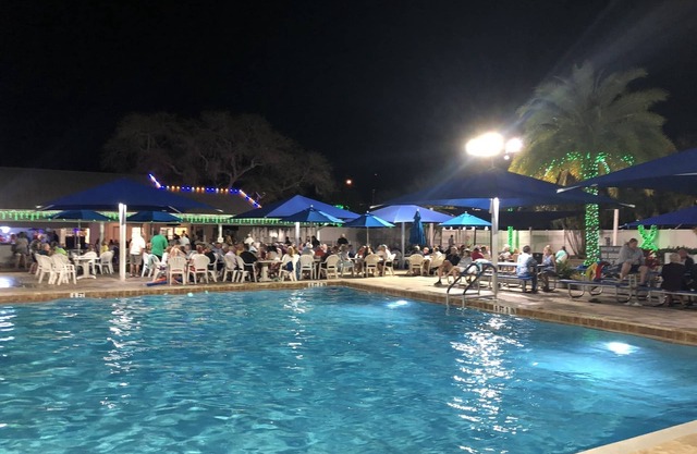 Resort living. Huge pools and Hot Tubs. WaterSlide. 20-30 minutes to 4 beaches!