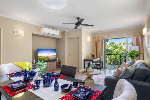 Resort Splendor - Top Floor Apartment in Cairns One