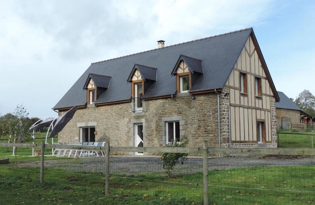 Casa rural con jardín cerrado, chimenea y wifi, ideal para familias