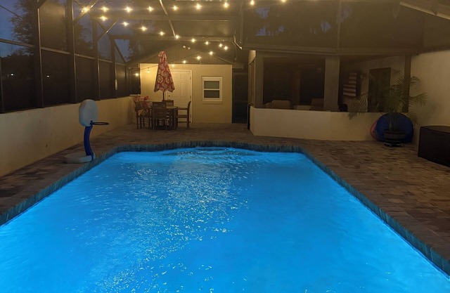 Riverwalk Retreat: piscina de sal climatizada de 4 BR y 3 BA, máxima privacidad.