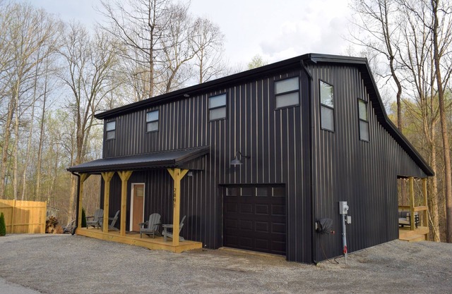 Retreat: Hot Tub & Huge Deck!