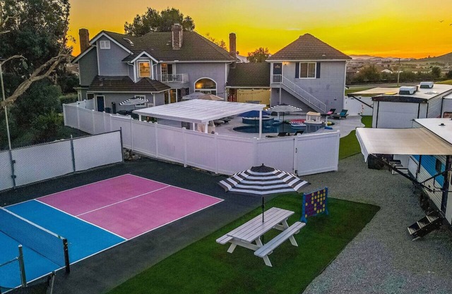 Retro Ranch-5bd-Pool-Hot Tub-Games-Pickleball