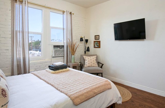 Retro Studio in Historic Downtown LA!