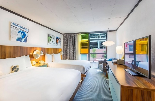 Retro-vibe Unit w/ Pool View Close to New England Aquarium! Parking, Pool!
