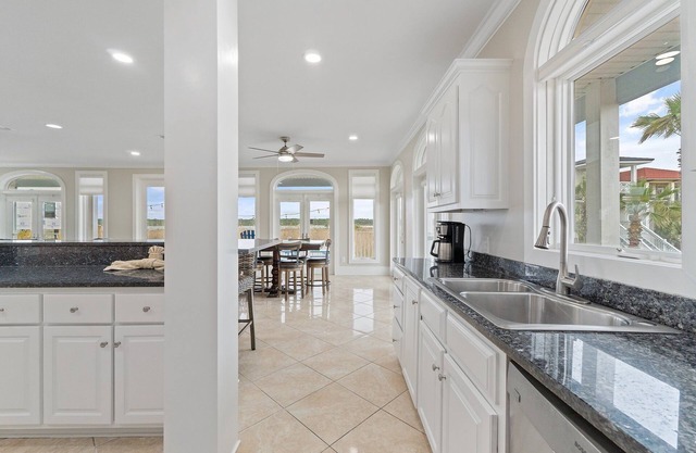 Reunion Beach House en Laguna Key - Hermosa casa de 6 habitaciones, capacidad para 23 personas.