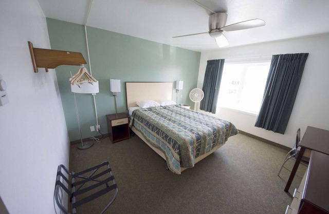 Rewak Studios: Gigabit Powered WiFi! Hotel-Style Furnished Studios--Easy Walk to Lots of Places