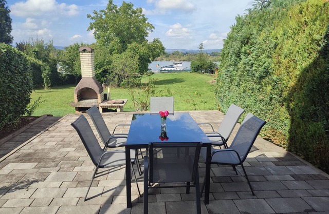 Rheinuferhaus -Complete vacation home directly on the Rhine