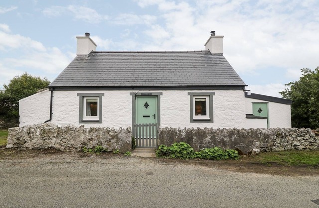 RHYTTY BACH, pet friendly, character holiday cottage in Rhosneigr