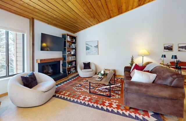 Ridge Condo 2660 - Rustic Condo at Elkhorn Resort with Pool Access