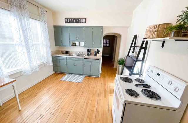 Ridge Street Cottage for Traveling Professionals 1