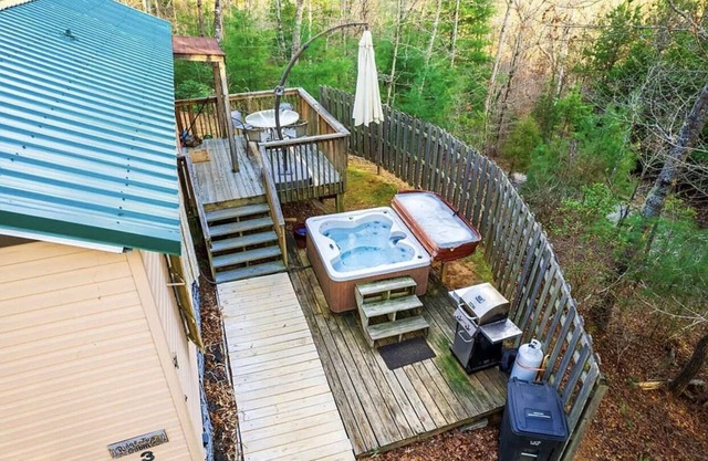 Ridgetop Retreat with Mountain View & Hot Tub! Unit 3 BrysonCity! GSMR!