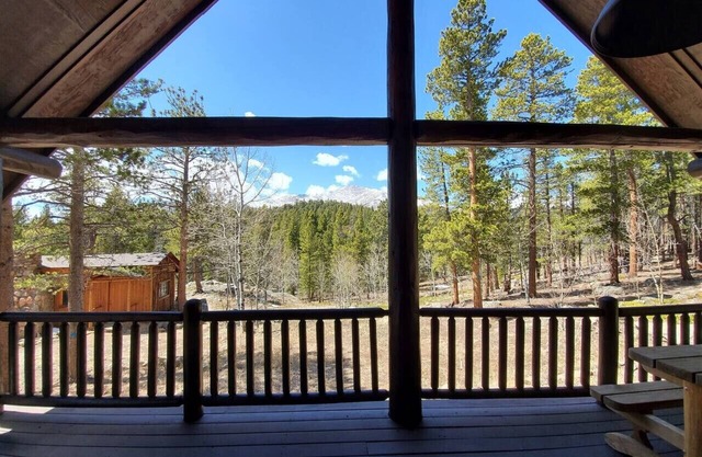 Ridgeview- Charming two-story house in the heart of Meeker Park!