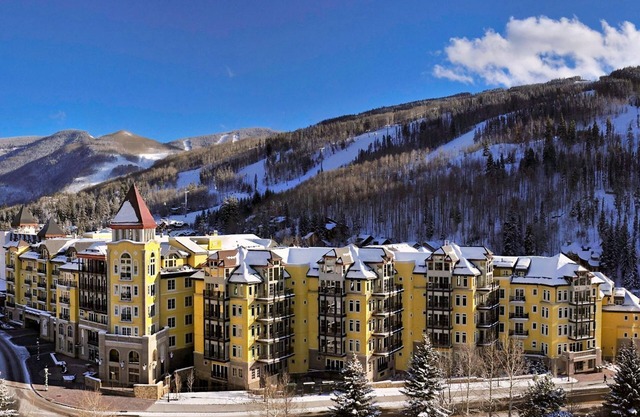Ritz Carlton Residences Vail 3 Bedroom + Sofa Bed - Sleeps 8 Fireplace & Balcony