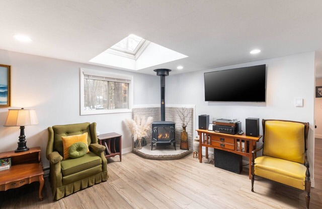 River Access, hot tub, dogs!