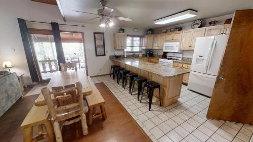 River Charm Lodge - On the River - WiFi - Fireplace - Washer - Dryer - Grill