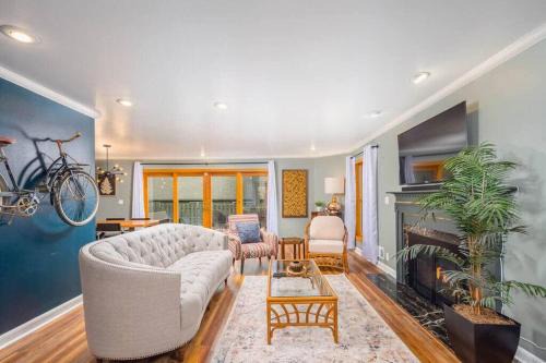 River Drive Retreat - Family Neighborhood sleeps 10