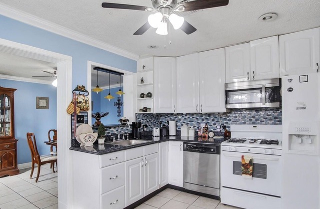 River Oaks Point Vacation Minutes to Downtown Quiet Area! by RedAwning