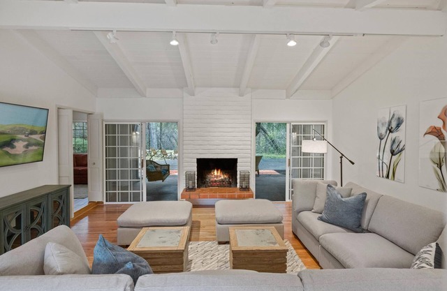 River Retreat: 4B RiverFront Hot Tub 30 Night Min