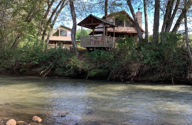 A orillas del río - perfecto para las vacaciones familiares o de grupo!