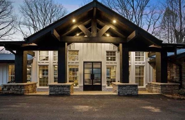 River Song- River Front | 1 Level | Outdoor Fireplace | Hot Tub