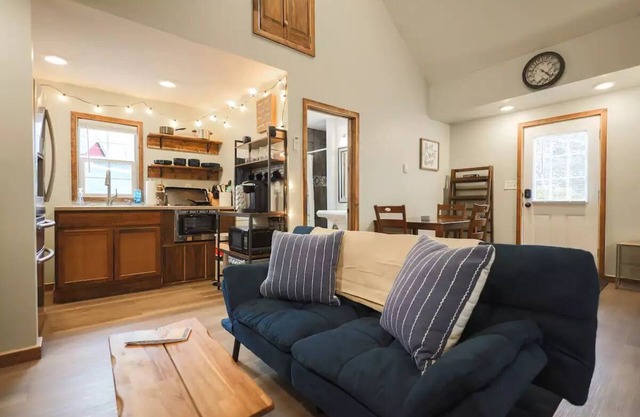 Riverfront Cabin. Minutes from Mt.Airy & Kalahari