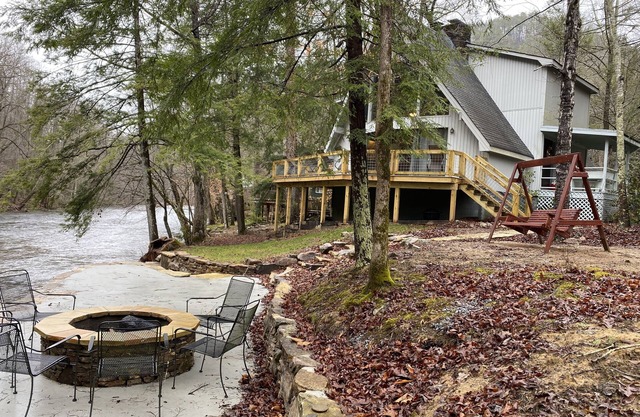 Riverfront Chalet - fantastic riverfront lot!