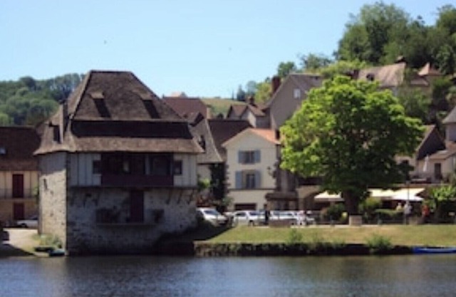 Riverside Apartment ‘Rose’ located in a beautiful riverbank setting