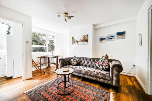 Riverside 1 Bed Flat with Parking at Kingston