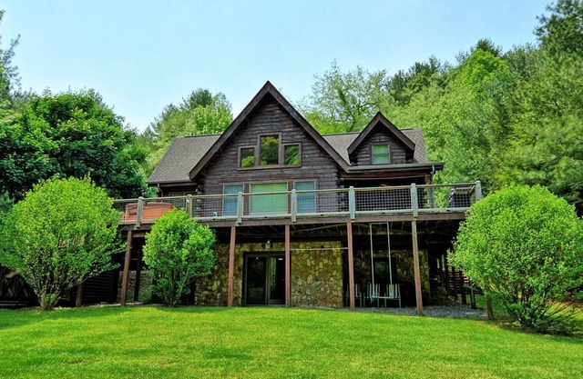 Riverside at Eagle Ridge-River Front Cabin w/Hot Tub, Pool Table, Fire Pit, AC