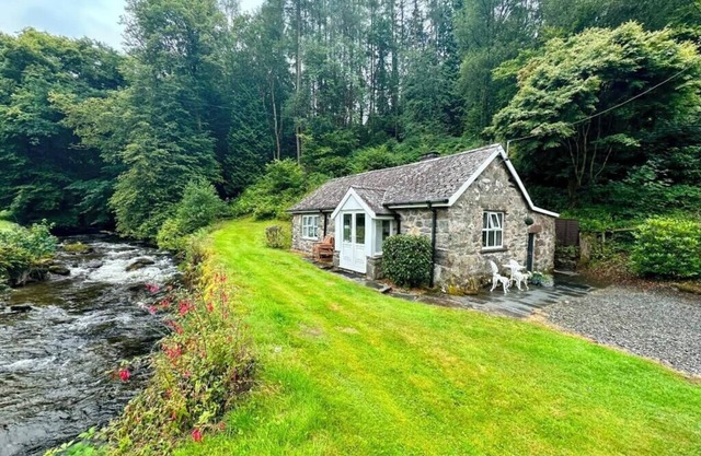 Riverside Cottage, Abergwynant (sleeps up to 3) - don't forget your binoculars!