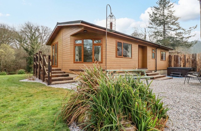 RIVERSIDE LODGE, family friendly, with a garden in Bodmin