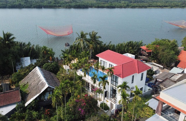 Retiro junto al río: piscina infinita y sauna de lujo en una villa privada