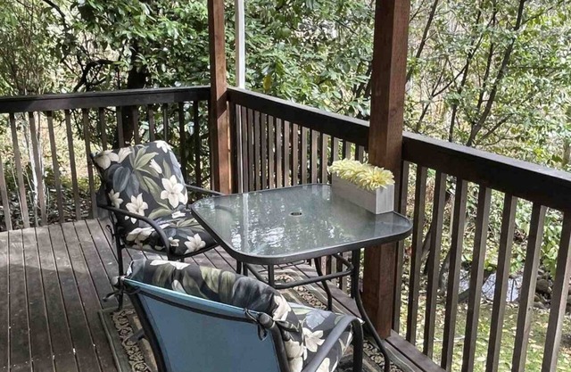 Riverside Retreat. 1queen bed, full kitchen, full bath, private apartment.