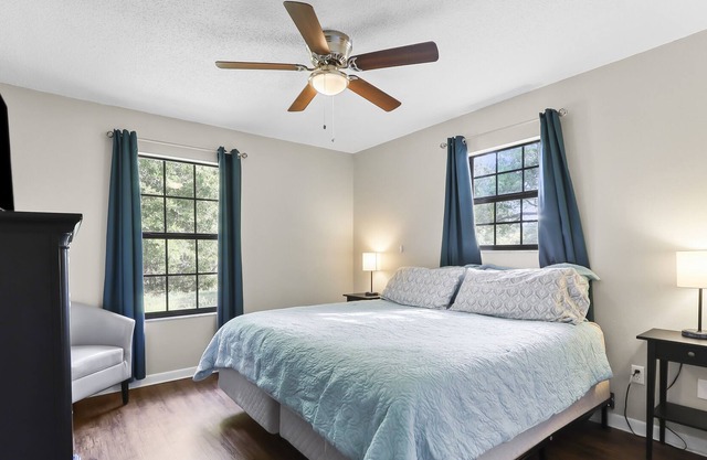 Riverview acre lot home. Pet/RV and Boat Friendly!