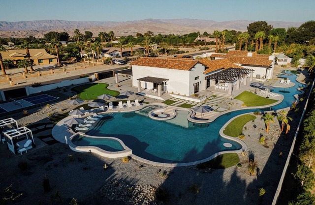 Riviera – Lazy River Pool, Pickleball, Game Room!