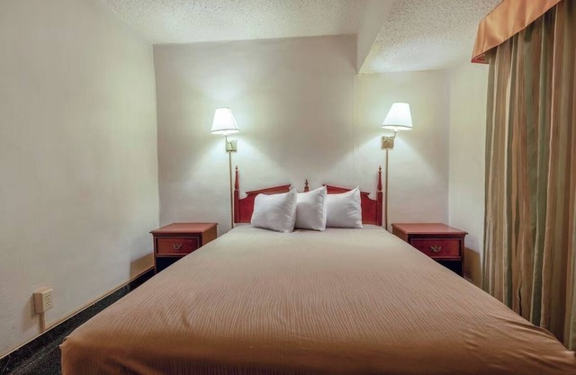Road Trip Ready Room w/ Free Parking & Easy Access to Interstate 40 Routes