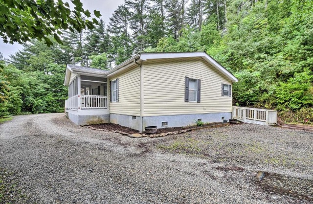 Robbinsville Home, Close to Boating and Marina!