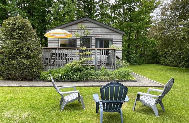 Robin-Cedar garden Cozy Cottage #1 for a relaxing retreat