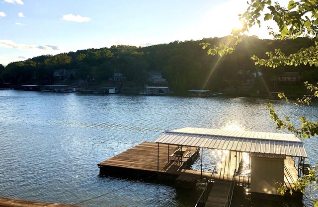 Lake Front 4 bd 2ba Mid Century Modern Home Muelle privado Estacionamiento remodelado