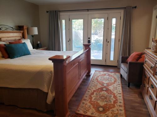 Robin's Red Rock Getaway Suite A