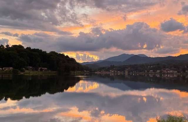 Rock Wall Retreat-1 min walk to Lake J Assembly-10 min to Waynesville & BR Pkwy