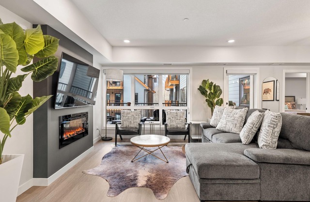 Rockies Retreat: Pool, Hot tub, Gym, Free parking