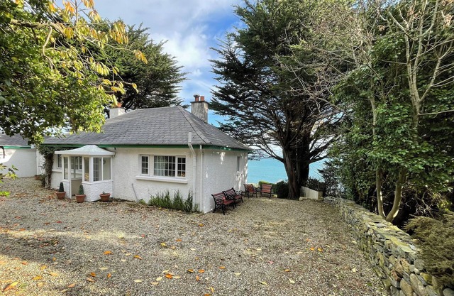 ROCKLEA SEASIDE COTTAGE, family friendly in Newcastle, County Down